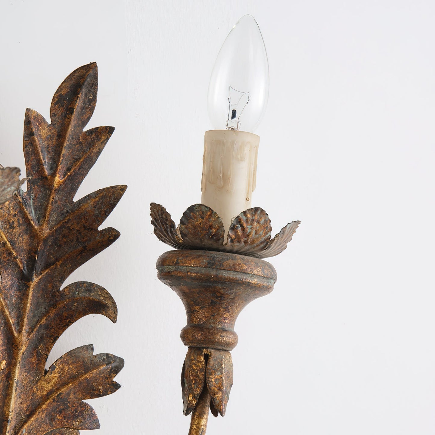 Caelum Leaf Wall Lamp