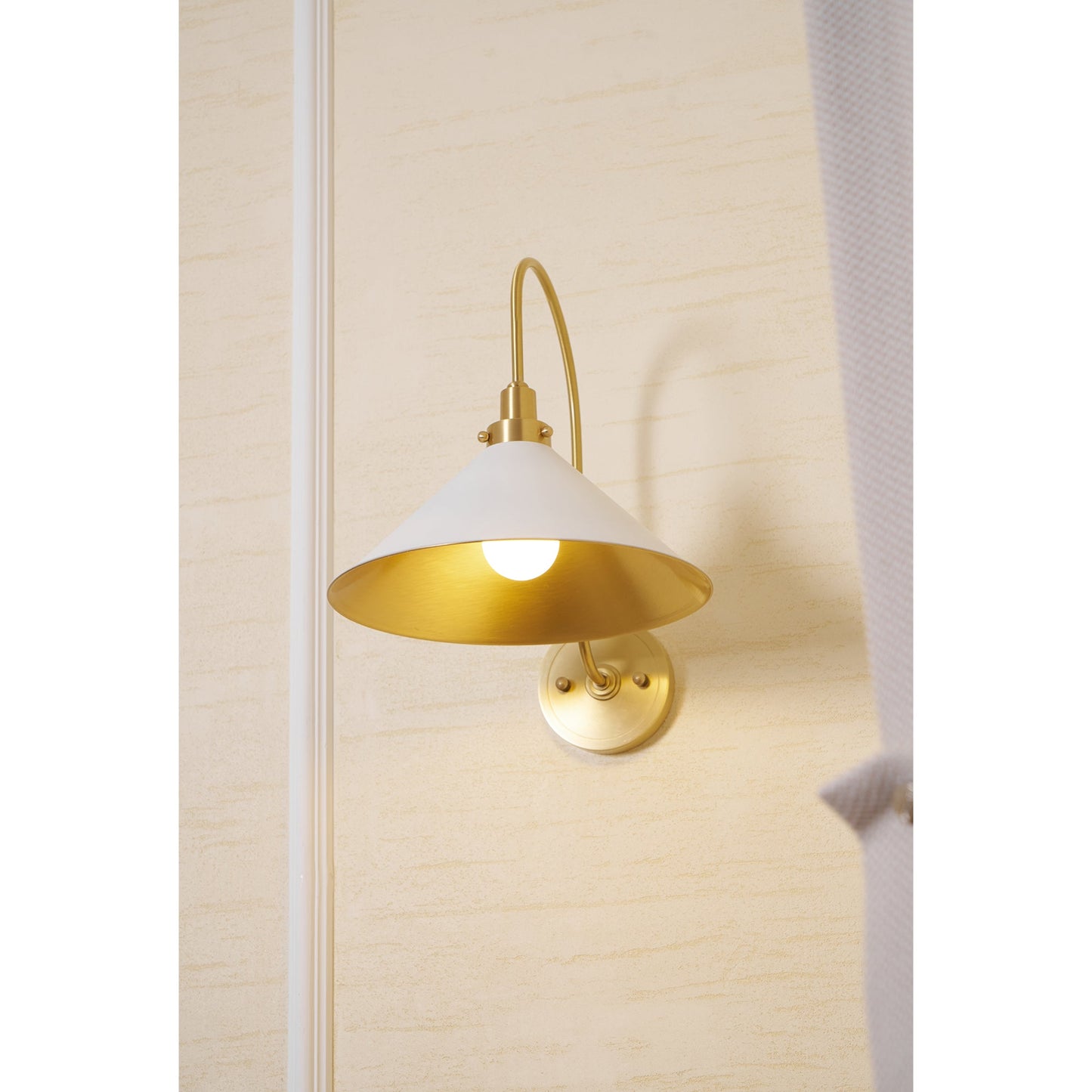 Corara Wall Lamp