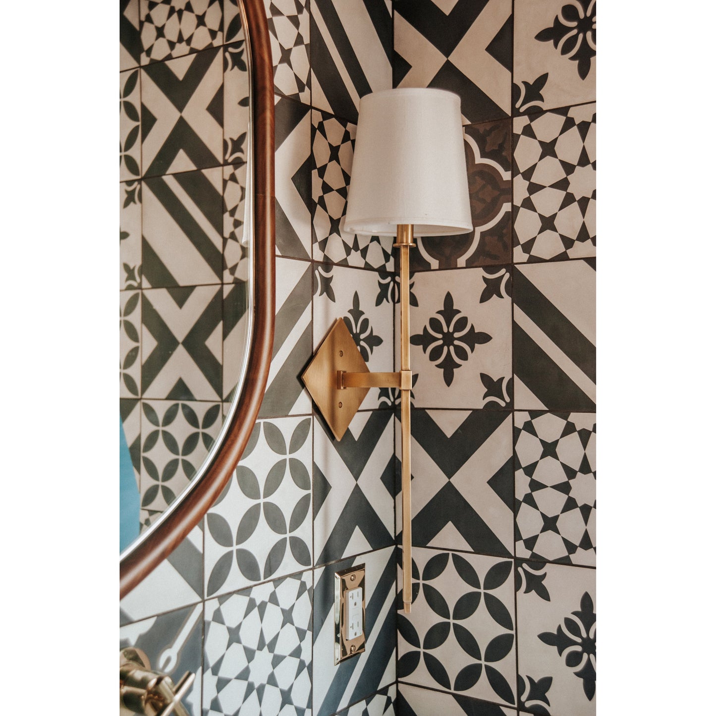 Lira Wall Lamp