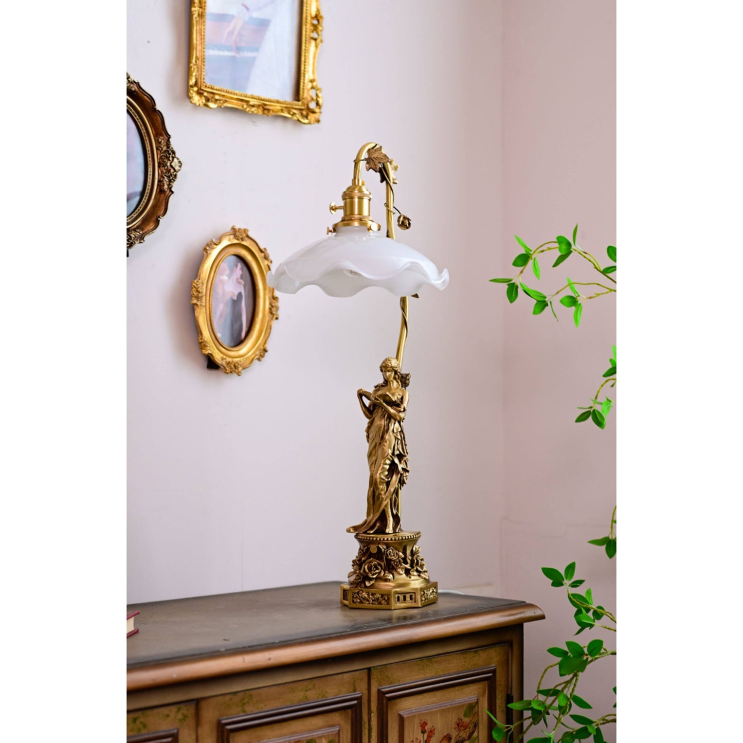 Keson Statue Glass Table Lamp