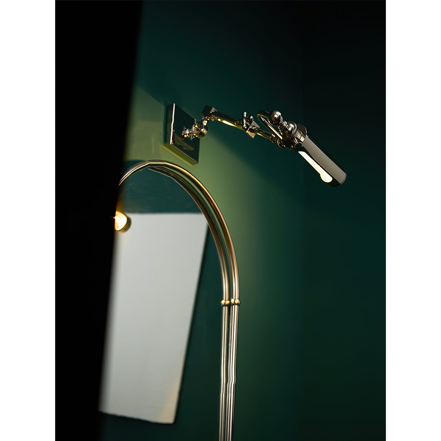 Andika Wall Lamp