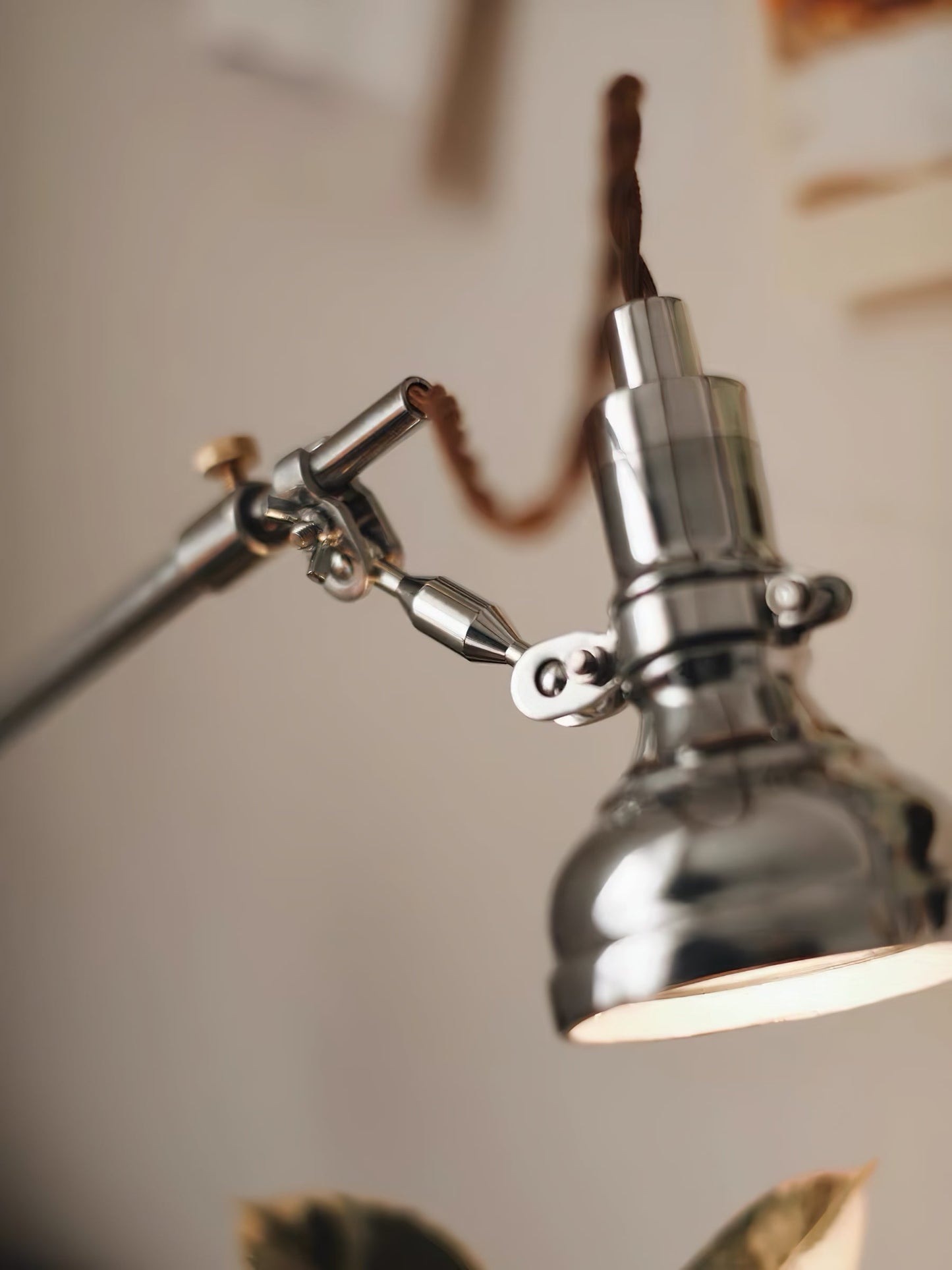 Corola Articulated Table Lamp