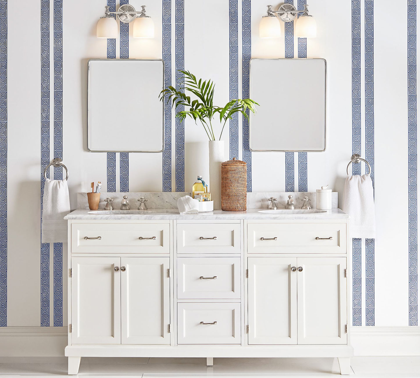 Daphne Short Arm Sconce