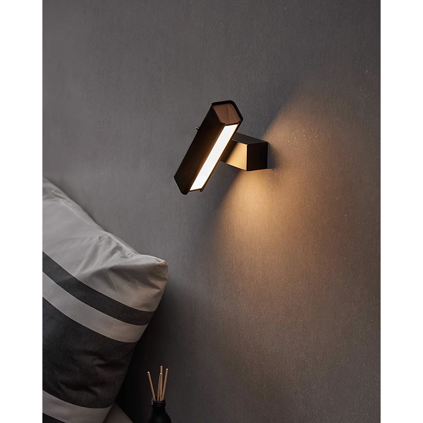 Halique Rotating Wall Lamp
