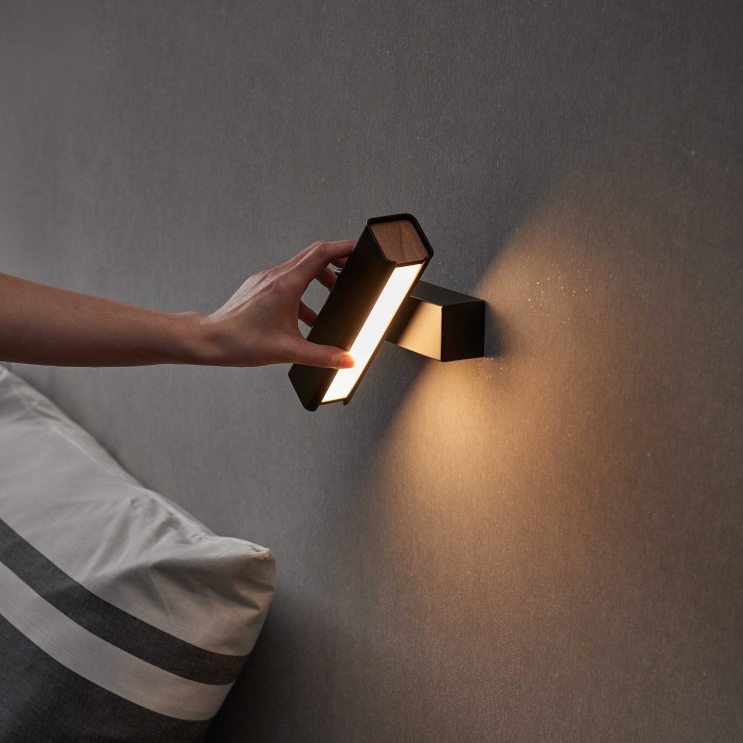 Halique Rotating Wall Lamp