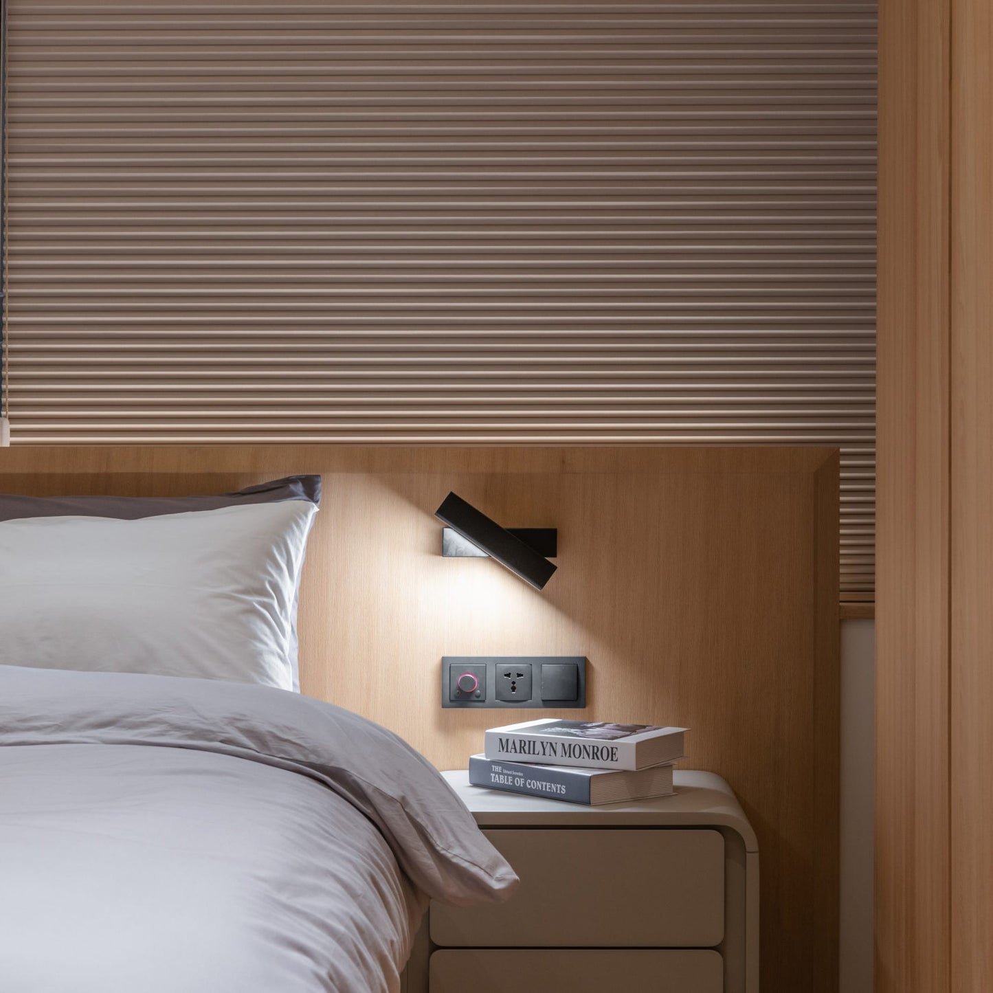 Halique Rotating Wall Lamp
