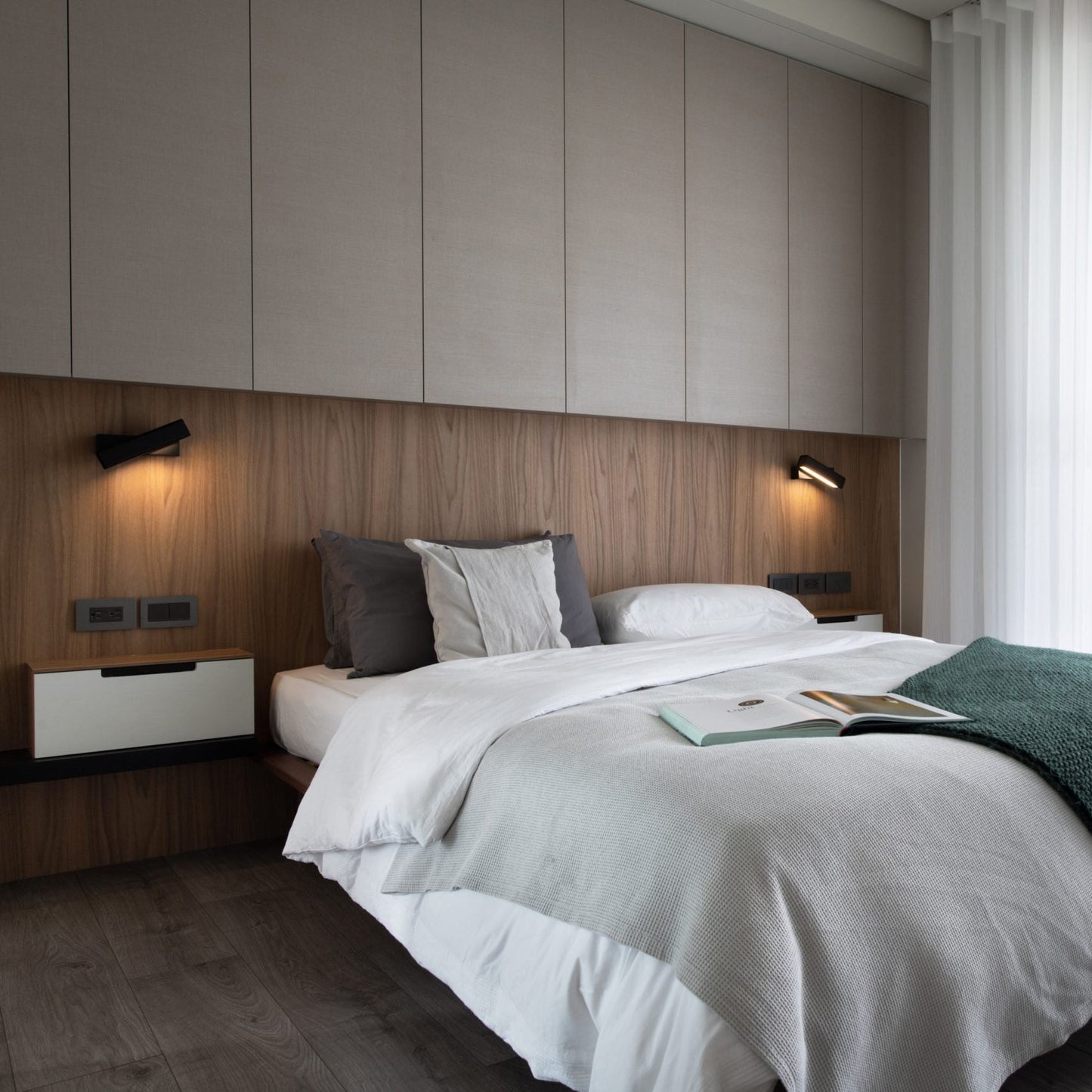 Halique Rotating Wall Lamp