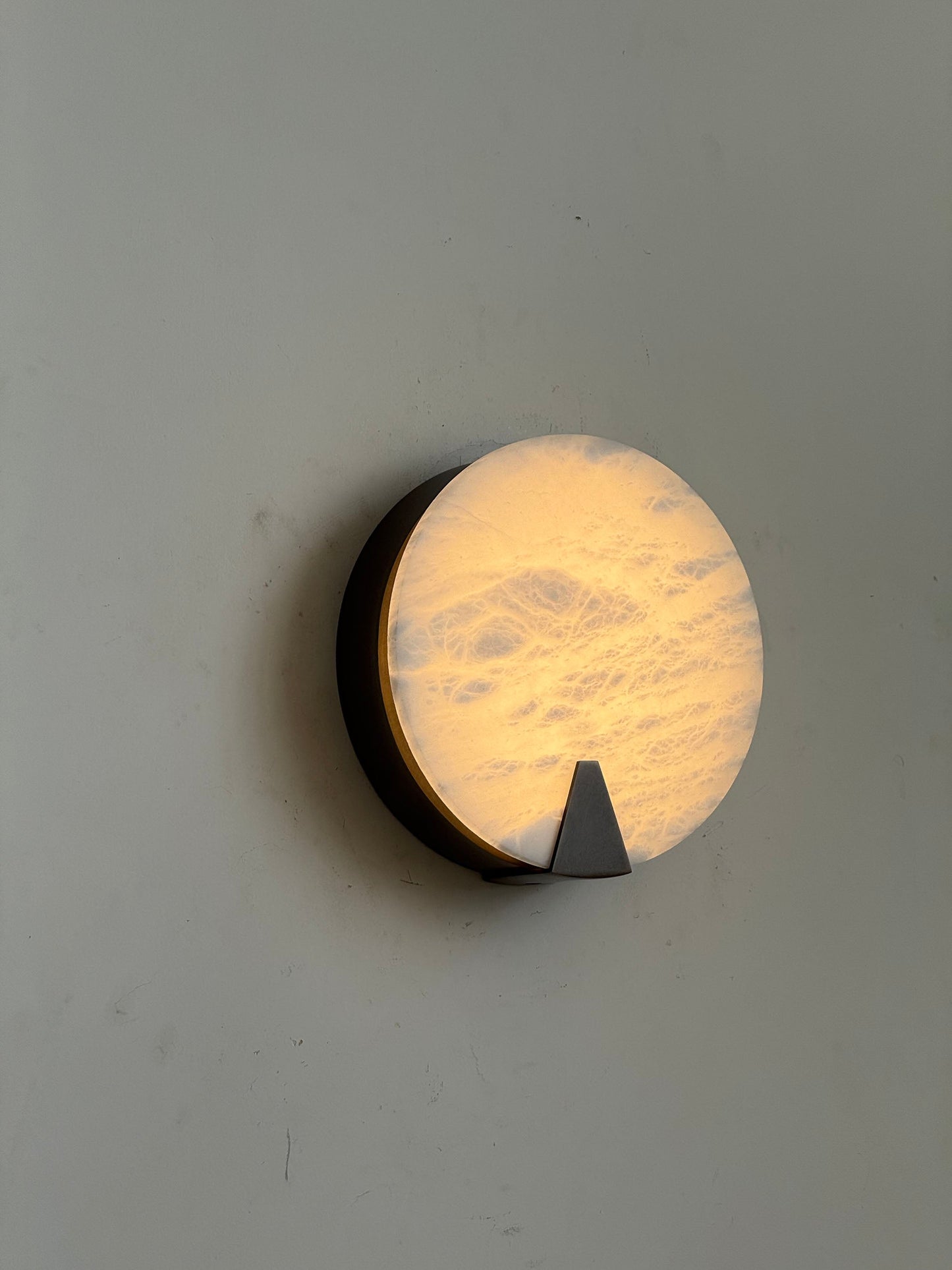 Dovan Alabaster Round Sconce