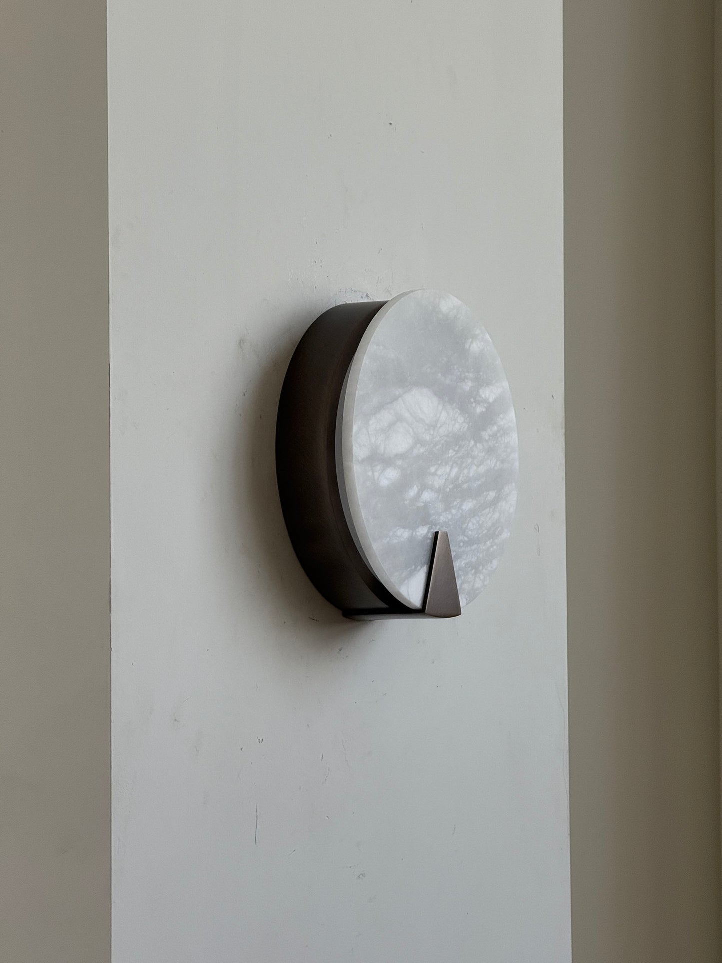 Dovan Alabaster Round Sconce