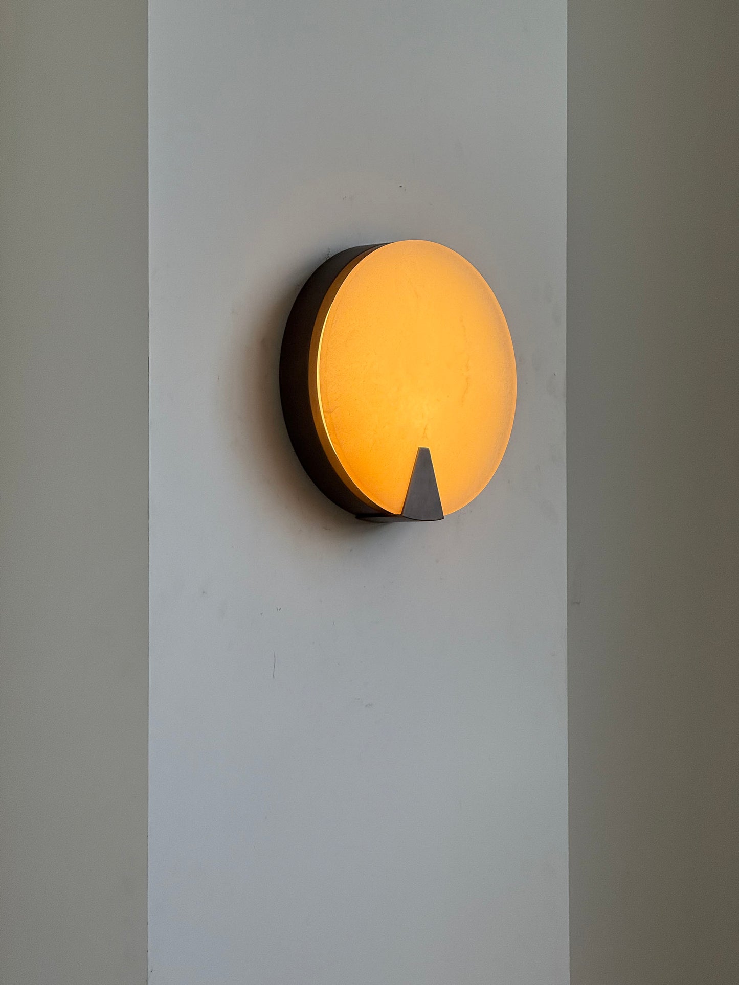 Dovan Alabaster Round Sconce
