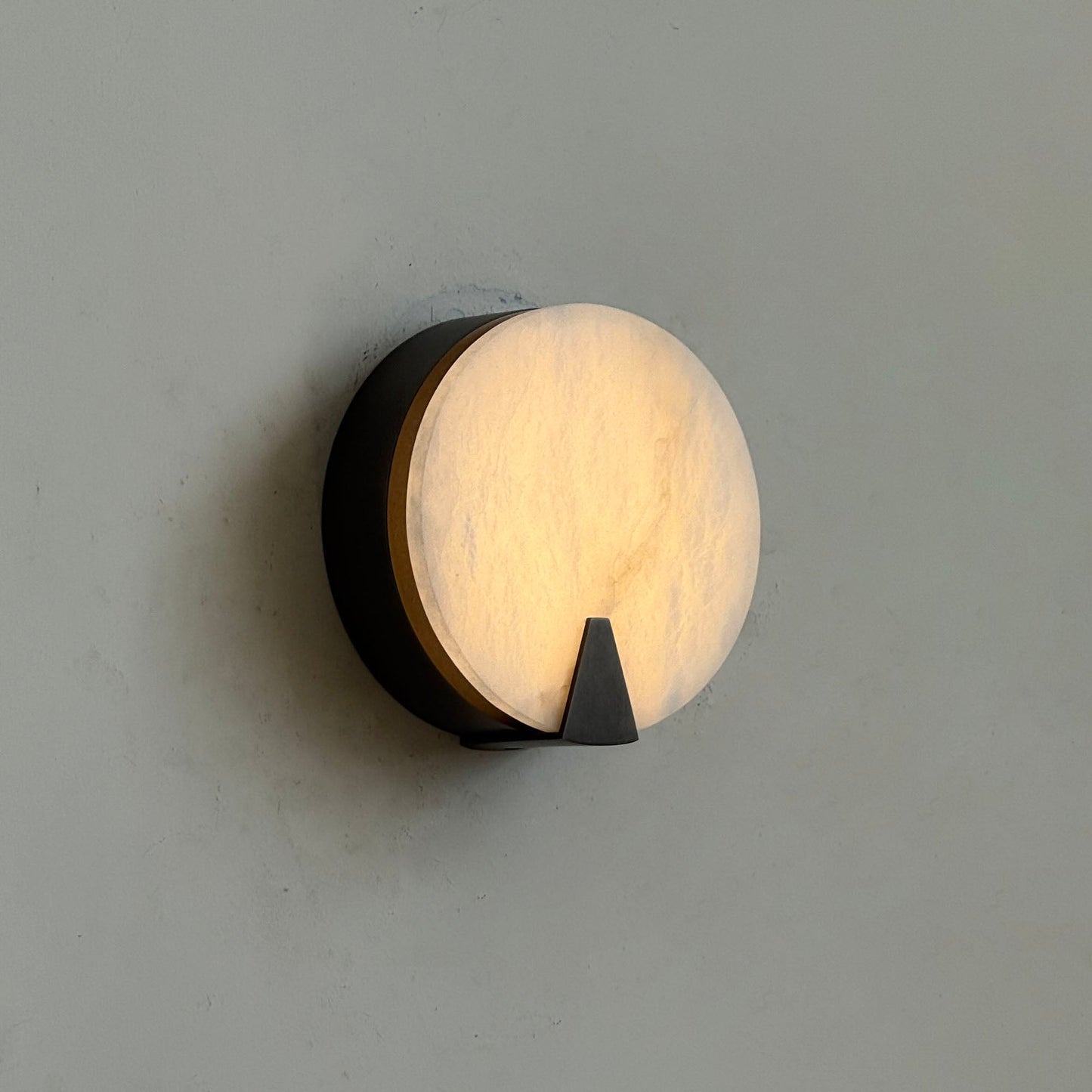Dovan Alabaster Round Sconce