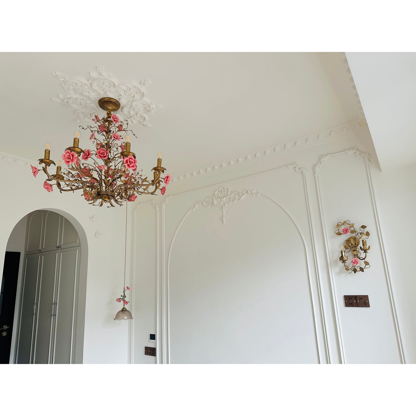Symphony Rose Basket Sconce
